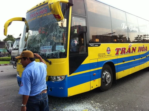 Xe khách "húc" xe buýt, cả trăm hành khách hoảng hốt ảnh 2