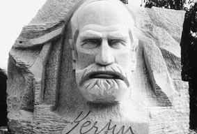 Tượng Y-éc-xanh bên hồ Xuân Hương, TP Đà Lạt.