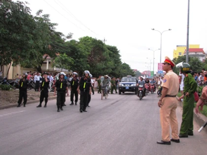 Người phụ nữ "quậy tưng" trên đỉnh cột điện ảnh 2