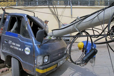 Cột đèn đè bẹp ô tô ảnh 1