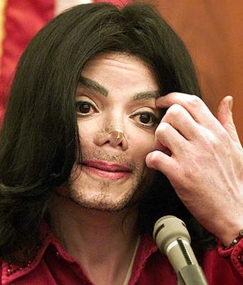 Sau quá nhiều lần phẫu thuật, chiếc mũi của Michael Jackson bắt đầu "trở chứng" vào năm 2002. Ảnh: The Sun