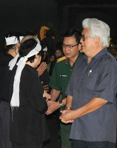 Người thân, đồng nghiệp đưa tiễn Hoàng Cầm ảnh 5