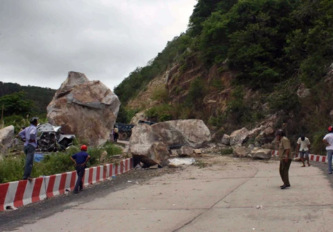 Đá lăn từ núi Cấm đè bẹp ôtô, 6 người chết ảnh 9