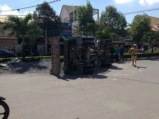 Lật xe ben chở đá, một phụ nữ bị vùi lấp ảnh 1