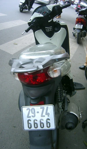 Chủ xe SH biển số 6666 nhổ nước bọt vào CSGT chỉ bị phạt hành chính ảnh 1