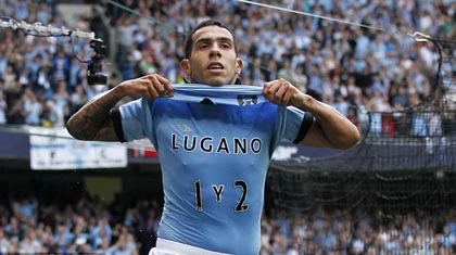 Cầu thủ ngày càng thích cởi áo bất chấp án phạt ảnh 5