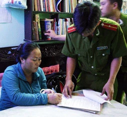 Nguyễn Thị Thu Trang ký tên vào biên bản