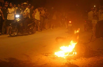 Xe BMW X6 kéo xe máy đang cháy trên đường ảnh 1