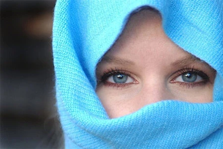 Dùng các "phụ kiện" để hướng sự chú ý vào một phần khuôn mặt.