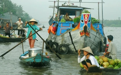 Về thăm dòng kênh Tình anh bán chiếu ảnh 3