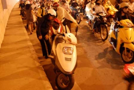 Hàng loạt xe máy gặp nạn trong hầm Kim Liên ảnh 7