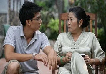 Hài hước chuyện tình của anh chàng "bám váy" mẹ ảnh 1