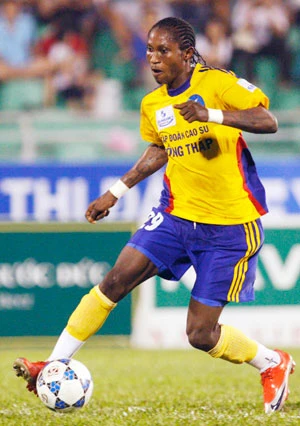 Đấu sớm vòng 8 V-League: Ai soán ngôi ai? ảnh 1