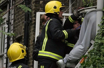 Tên trộm bị treo 6 giờ ngoài cửa sổ ảnh 1