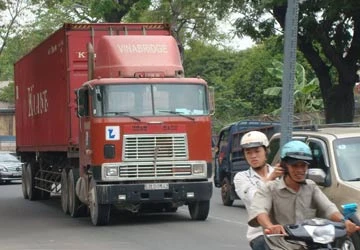 Trẻ tuổi quá sẽ khó lái xe container ảnh 1 Trẻ tuổi quá sẽ khó lái xe container ảnh 1