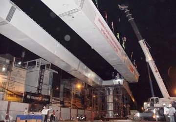 Lao dầm đầu tiên cầu vượt Hoàng Hoa Thám - Cộng Hòa ảnh 1