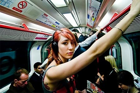 Chụp chân dung bằng ống góc rộng cũng giúp có những bức ảnh lạ mắt.