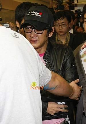 Em trai Choi Jin Yeong khóc thương chị gái.