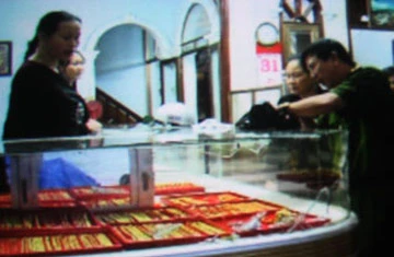 Công an TP Hà Tĩnh khám nghiệm hiện trường.