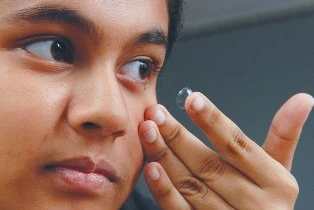 Tránh rủi ro từ kính áp tròng ảnh 1