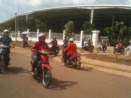 Bình Phước: Suất ăn có dòi, hơn 2.000 công nhân bỏ việc ảnh 1