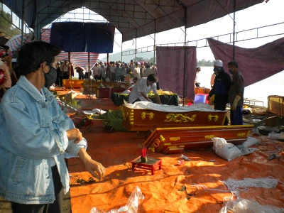 Tường thuật trực tiếp vụ trục vớt xe khách- Phần 3: Tìm thấy 14 thi thể, còn 6 nạn nhân mất tích ảnh 8