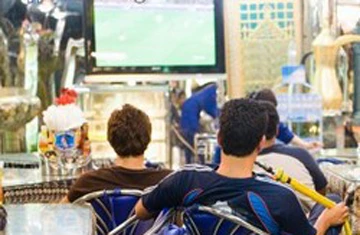 Đàn ông thích bóng đá hơn gái đẹp ảnh 1