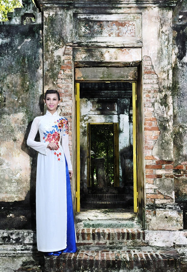 Thanh Trúc tư lự bên cổng đình ảnh 1