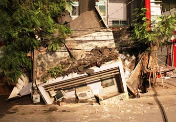 Sập nhà trên đường Hàm Nghi: Rò rỉ nước ngầm ảnh 1