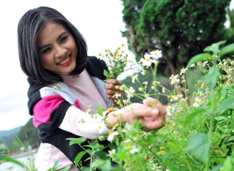 Vân Trang làm dáng giữa... đàn bò ảnh 5