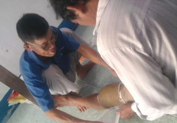 Giã gà con để chữa… xương, khớp ảnh 1