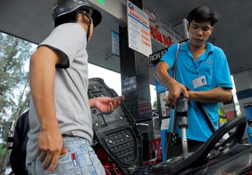 Tăng giá xăng: Quá “lạnh lùng” với dân! ảnh 1