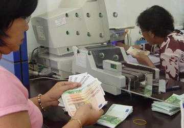 Tịch thu USD mua bán trái phép bất kể nguồn ảnh 1