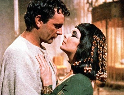 Elizabeth Taylor thủ vai Nữ hoàng Ai Cập (phải) và Richard Burton thủ vai Mark Antony trong phim Cleopatra (1963). Ngoài đời, hai diễn viên này cũng là một cặp đôi nổi tiếng