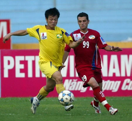 Văn Quyến (trái) có thể sẽ phải chờ tới năm 2010 mới được trở lại ĐT Việt Nam. Văn Quyến (trái) có thể sẽ phải chờ tới năm 2010 mới được trở lại ĐT Việt Nam.