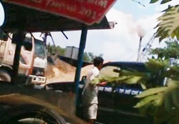 Thanh tra giao thông cản trở phóng viên tác nghiệp ảnh 1