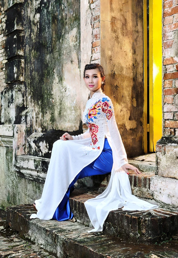 Thanh Trúc tư lự bên cổng đình ảnh 2