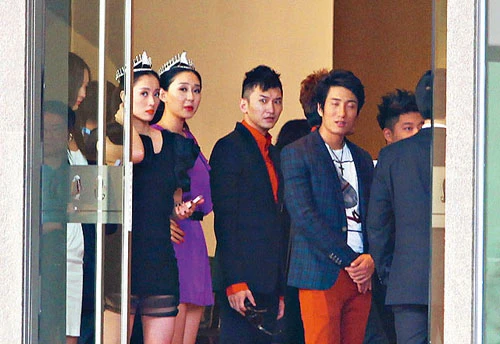 Hoa hậu châu Á bị điều đi tiếp khách ảnh 2