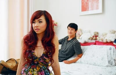 Huy Khánh, Ngọc Diệp trong Chuyện tình xa xứ. Ảnh do hãng phim cung cấp.