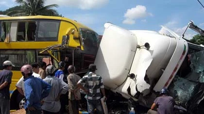 Xe tông nhau, kẹt xe 10 km trên quốc lộ 1A ảnh 1