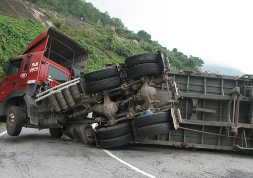 Lật xe trên đèo Hải Vân gây ách tắc gần 11 tiếng ảnh 1