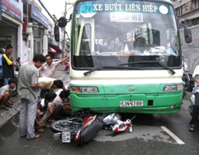 Quận 7: Xe buýt đẩy xe gắn máy “cày đường” gần 500 mét ảnh 1