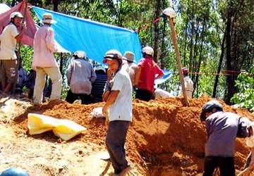 Hàng ngàn người phá núi, tìm vàng ảnh 3