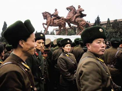 Trình làng tượng đồng khổng lồ của Kim Jong-il ảnh 2