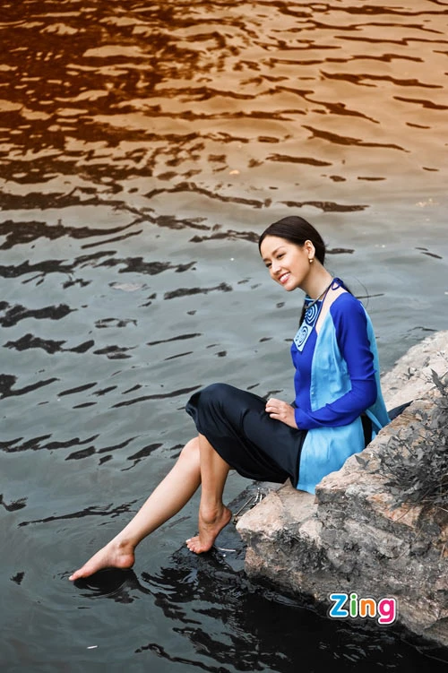 Mai Phương Thúy duyên dáng giữa đồng quê ảnh 2