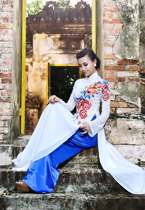 Thanh Trúc tư lự bên cổng đình ảnh 3