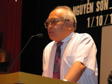 Người con trai mang dòng máu Việt - Trung của Tướng Nguyễn Sơn từ Trung Quốc trở về dự lễ. Người con trai mang dòng máu Việt - Trung của Tướng Nguyễn Sơn từ Trung Quốc trở về dự lễ.