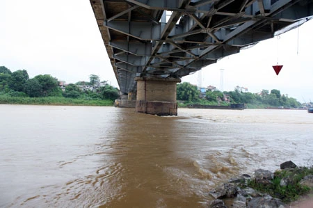 Xà lan đâm trụ cầu Đuống, gia đình 3 người tử nạn ảnh 1