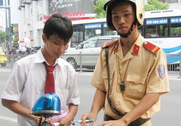 TP.HCM: Nhiều CSGT không mang bảng tên khi làm nhiệm vụ ảnh 2