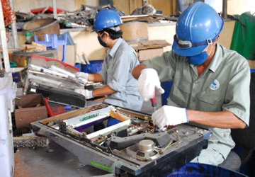 Cấm vứt điện thoại vào thùng rác công cộng ảnh 1